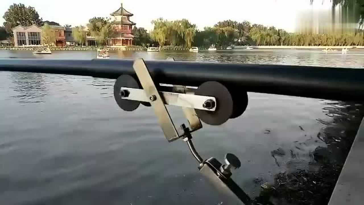 这种后海钓友自制的"大炮"鱼竿支架,可在各种河道护栏上使用