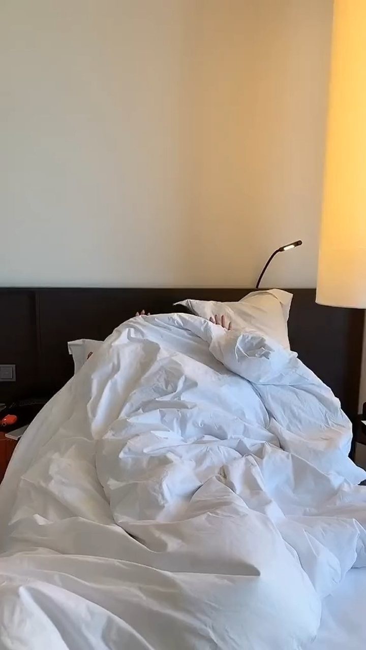 床上的小姐姐喜欢吗