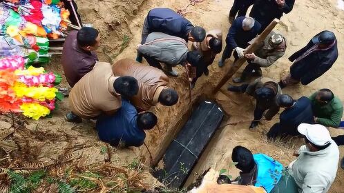 实拍老人土葬全程,这么重的棺材用"单龙杠"抬,辛苦这些抬夫了