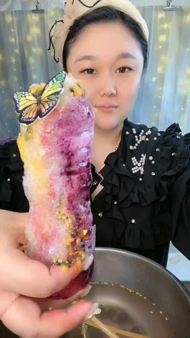 今天吃个苦荞夹心海绵冰吃起来脆脆的口感很好