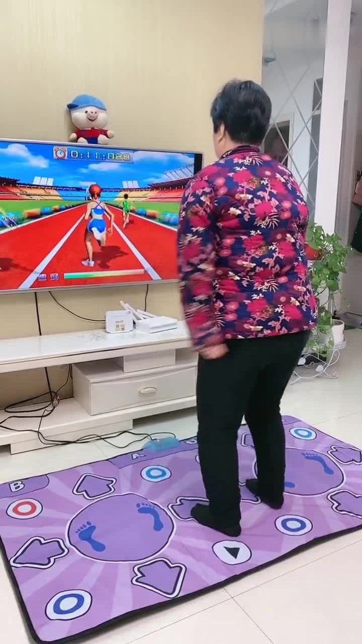 你大妈还是你大妈老太太这是练的凌波微步吧太厉害了