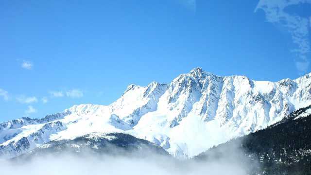 河南小夫妻穷游中国,白马雪山云南海拔最高的雪山,但已荡然无存