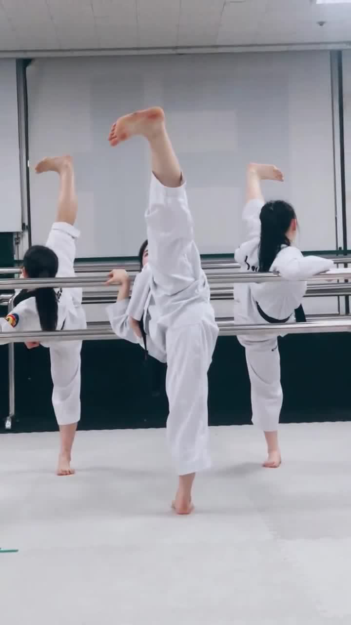 跆拳道馆拍下这一幕小姑娘们练习180度控腿这出腿速度太快啦