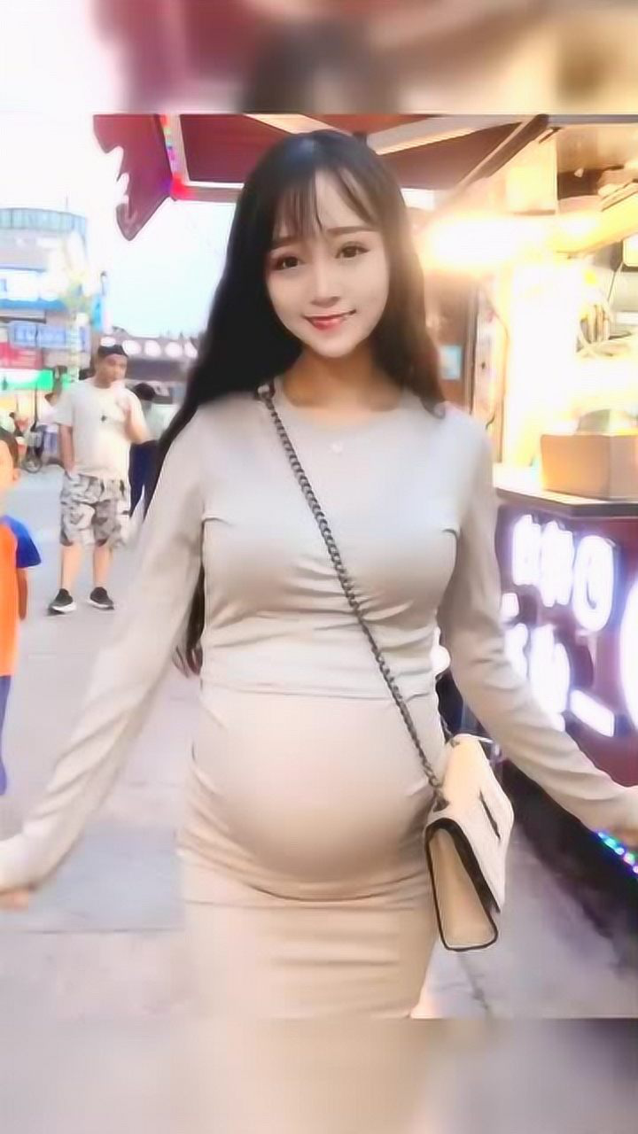 她是個孕婦挺著大肚子還跟個美少女似的