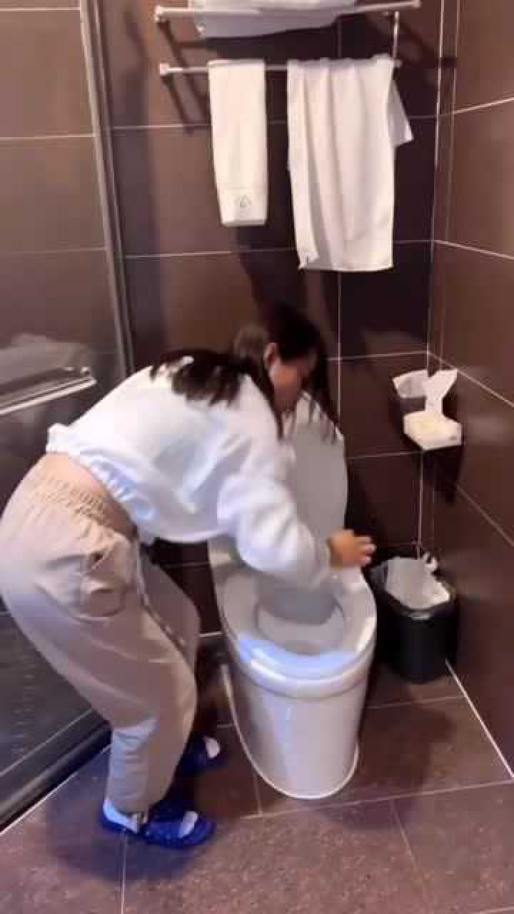 在酒店上厕所美女这波操作像不像当时的你