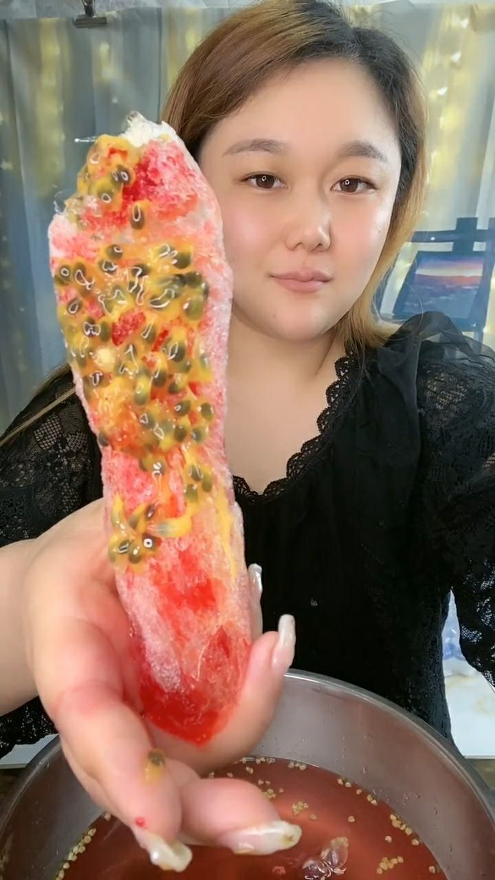 彩色的海绵冰配上百香果这味道真的是太棒了