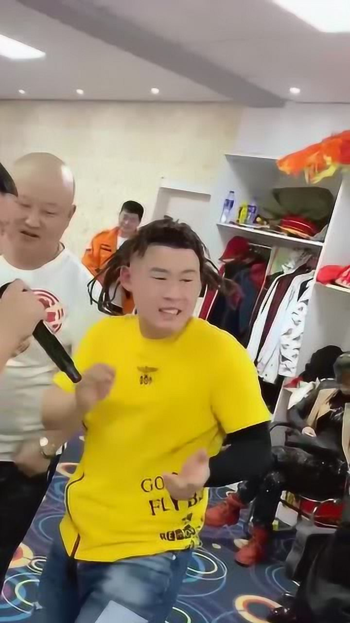 四平青年两男子在阿厦直播间才艺比拼看到东北人都是高手