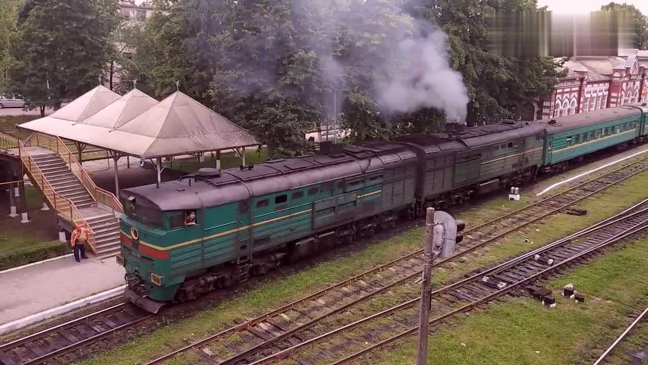 在车站缓缓启动的绿皮火车,这车顶的黑烟真瞩目