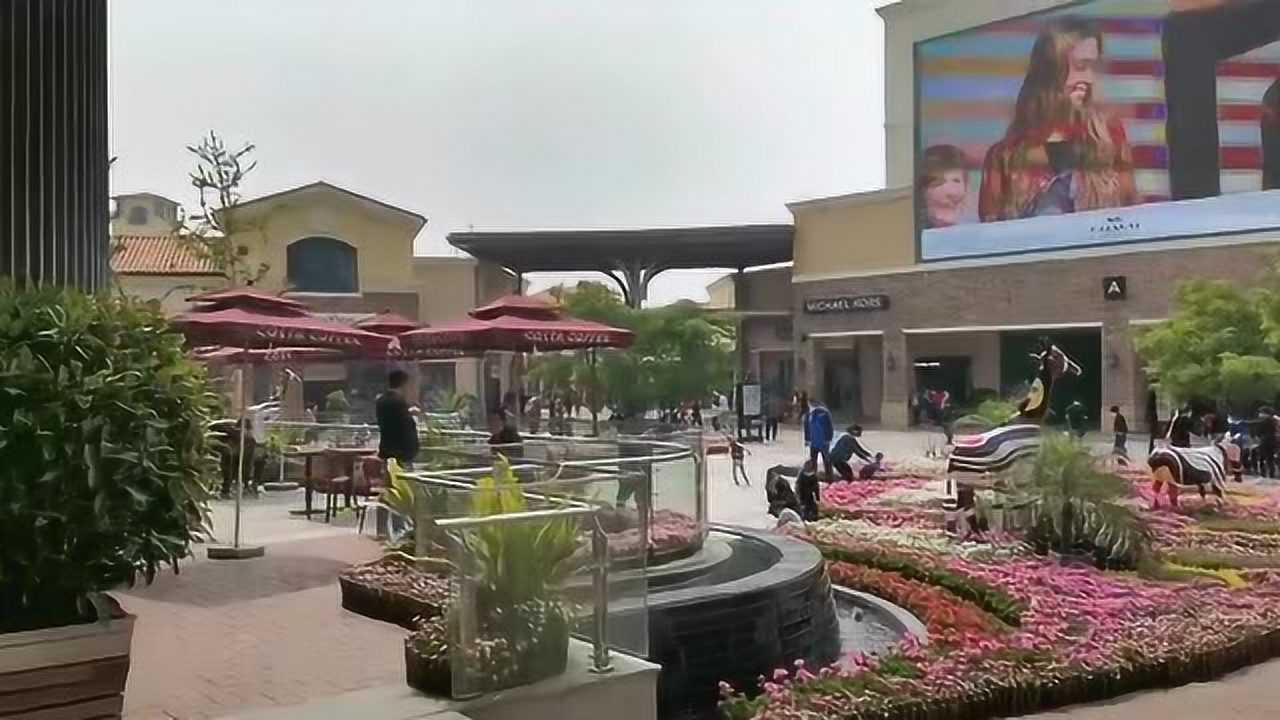 北京八达岭奥特莱斯周末人还是很多耐克拿号才能进