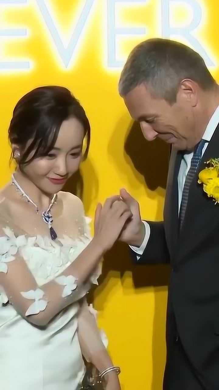 老外初见杨蓉,竟做出如此"不雅"的举动,有点过头了吧?