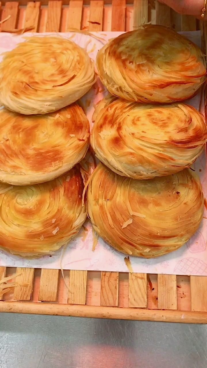 老潼关肉夹馍,饼特别酥脆,用手一捏就碎了!