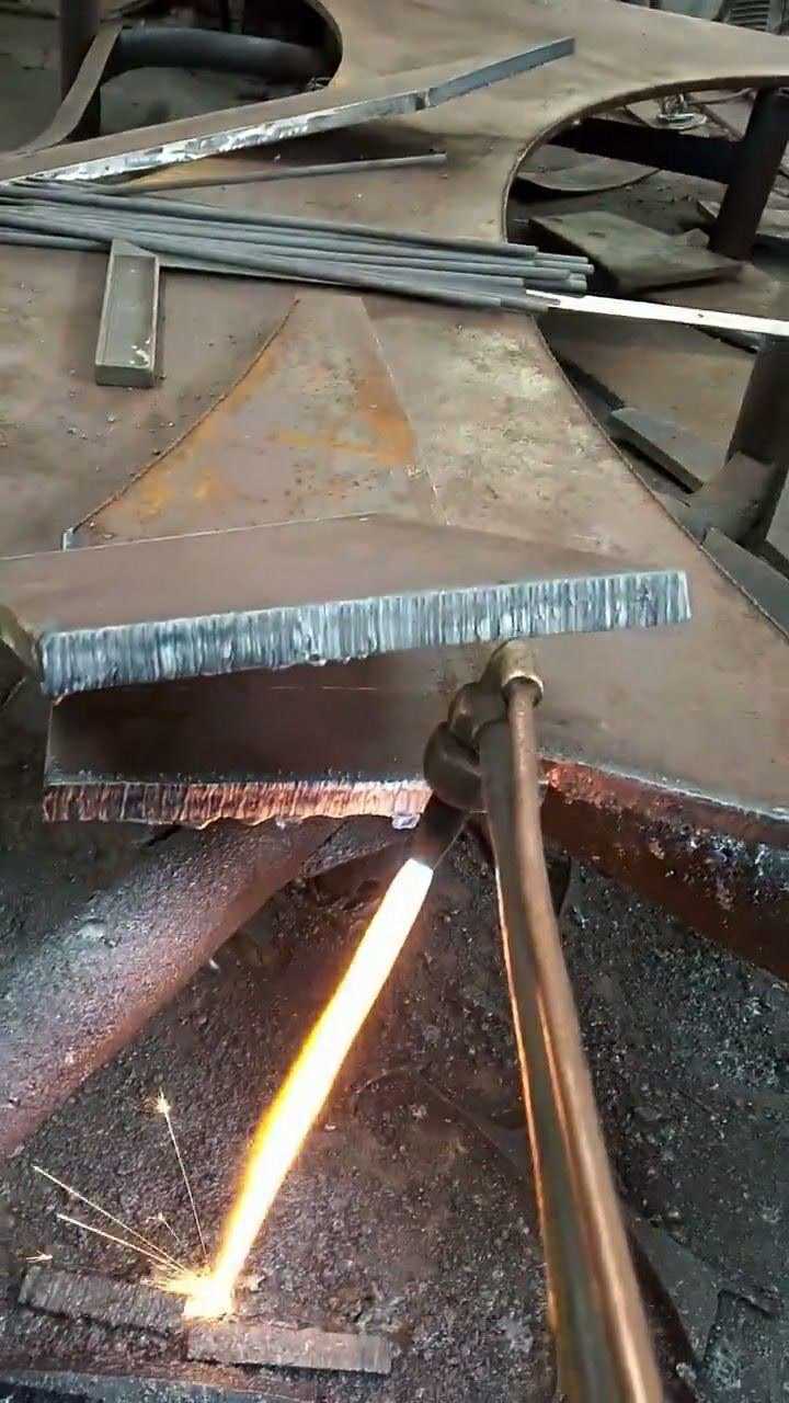切割钢板的时候火焰很重要火调不好就容易出现氧化铁