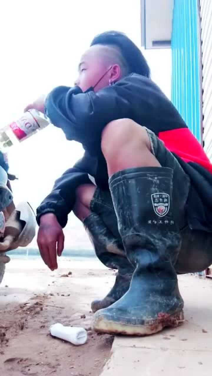 精神小伙喝了酒骑走鬼火却丢下手机