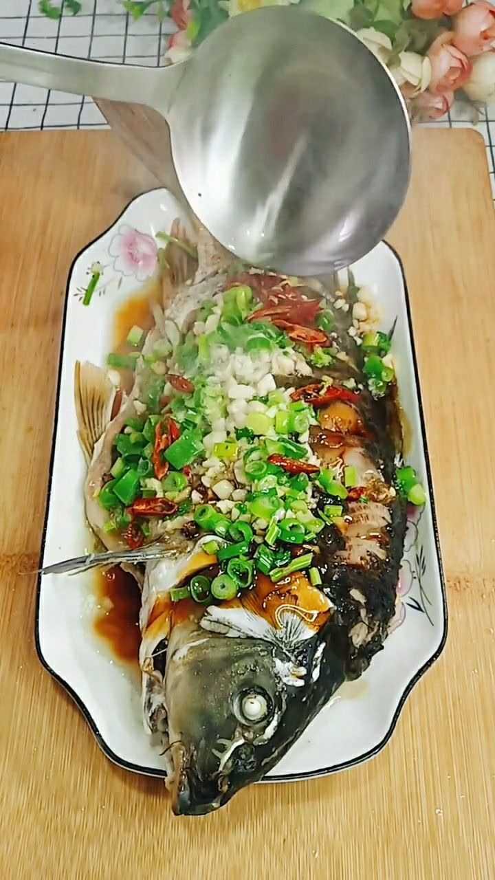 今天教你们做道油泼鲤鱼,做出来鱼肉鲜嫩美味