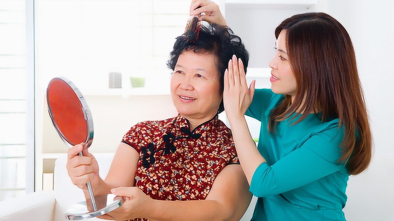 老年人想养生,又不适合剧烈运动?不妨常梳梳头,身体会有4益处