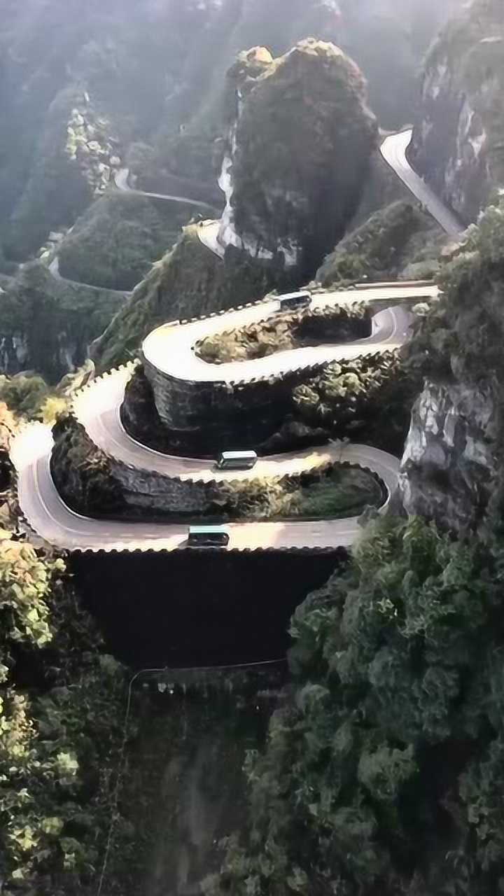 张家界天门山盘山公路,网友:这就是山路十八弯呀,好漂亮!