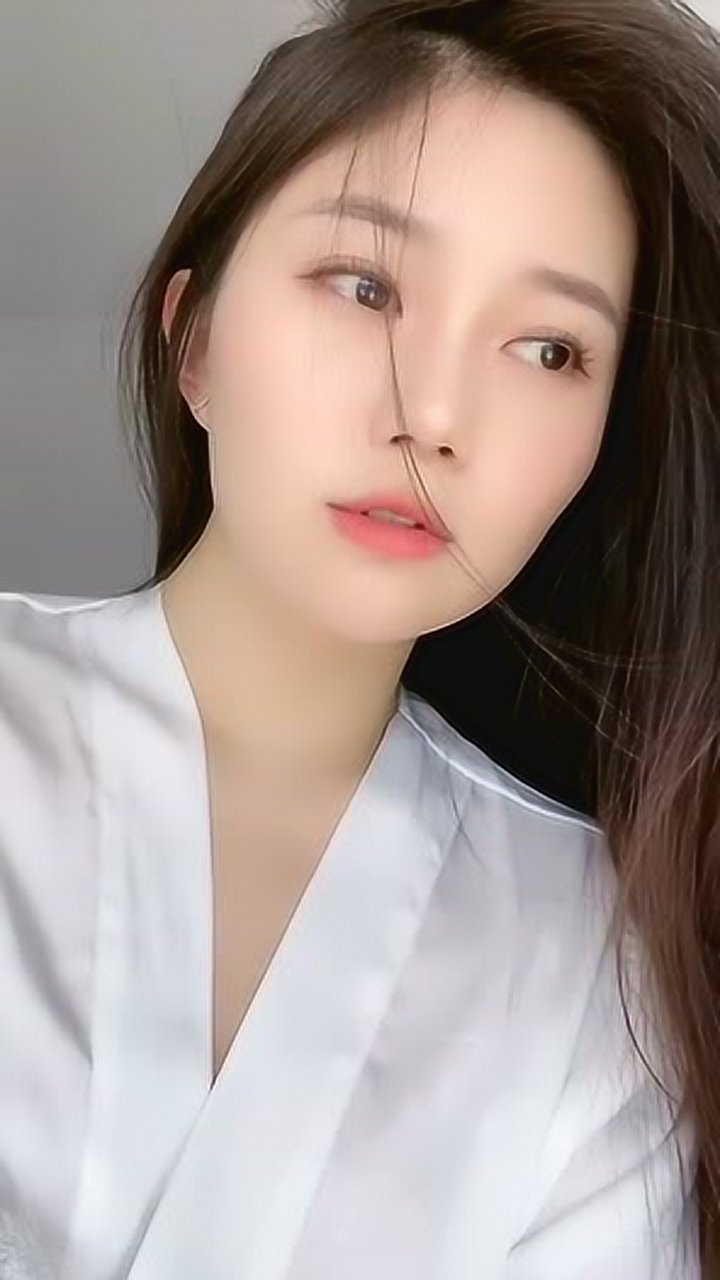 绝色美女,皮肤白净,笑容甜美迷人