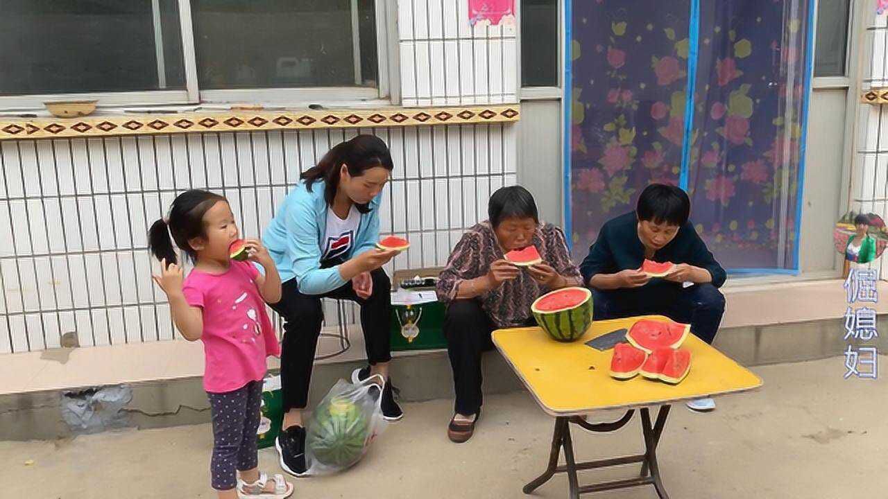 倔媳妇回老家,又买西瓜又买奶,奶奶高兴得吃在嘴里美在心里