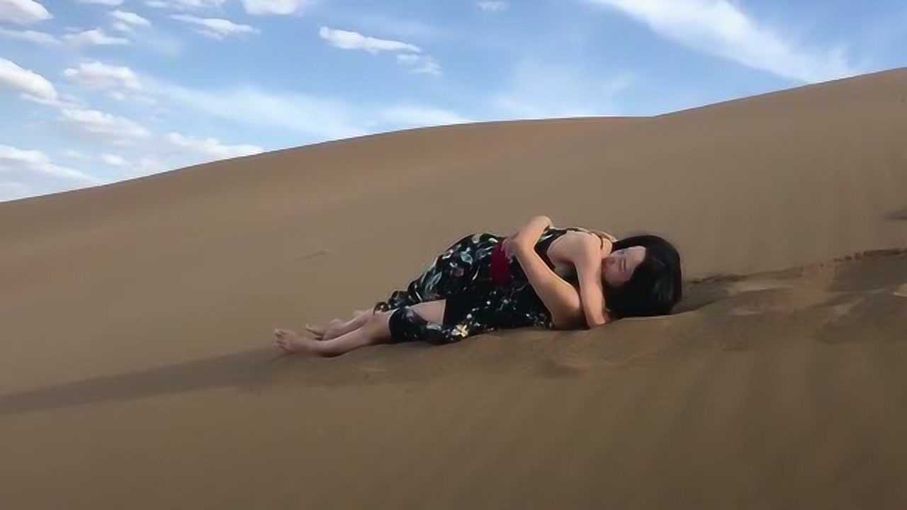 两位美女真会玩在沙漠中抱在一起翻滚真刺激