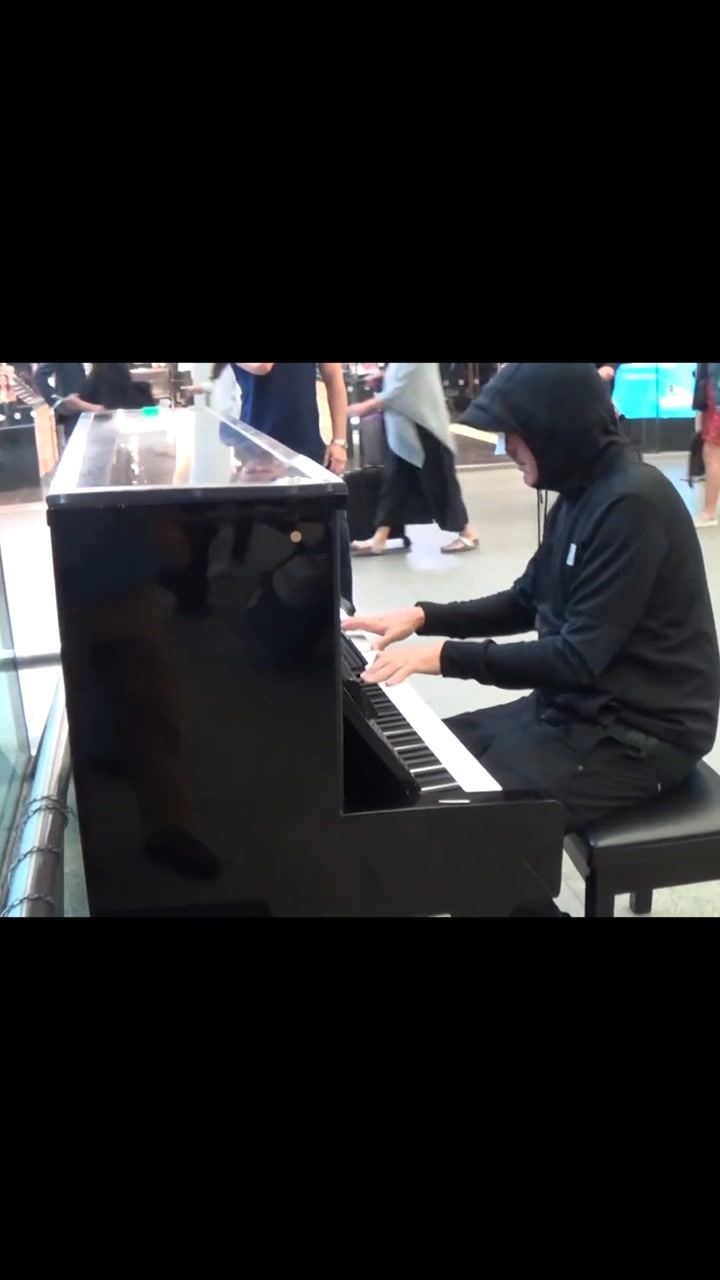 街头钢琴演奏k博士难得一次没有改弹boogiewoogie