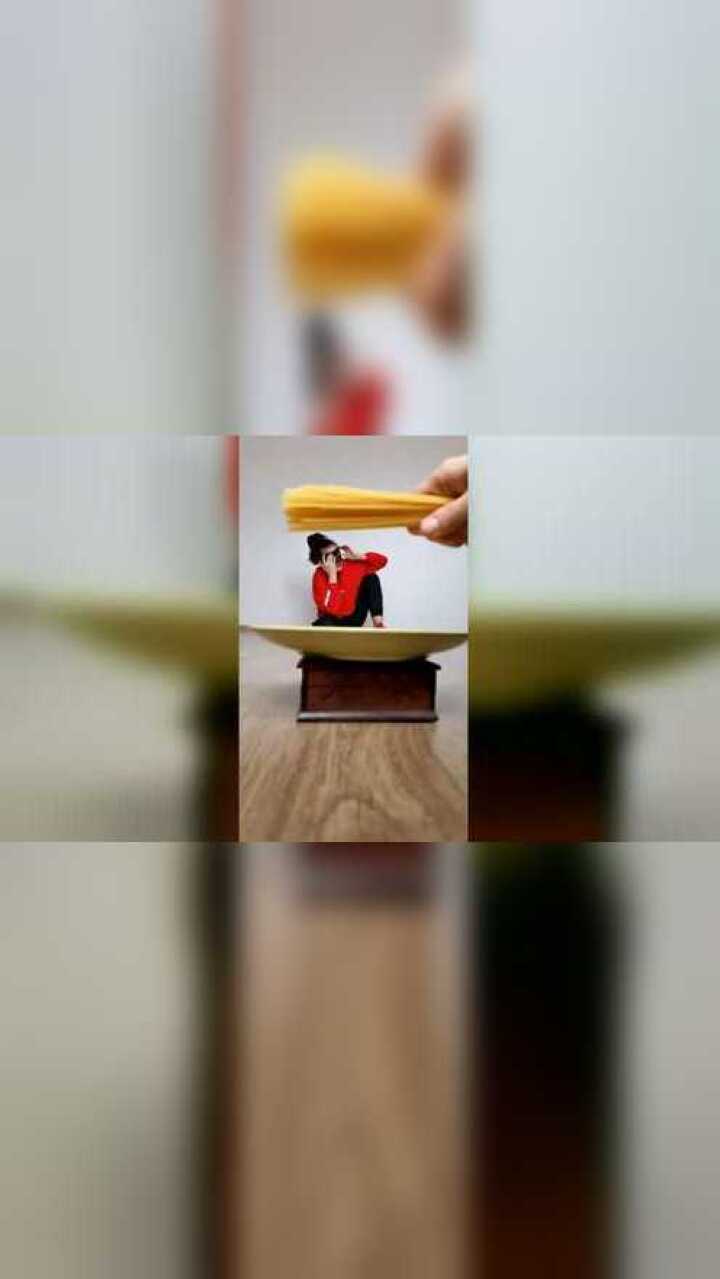 把人物缩小之后的效果,一个鸡蛋都能把人砸死