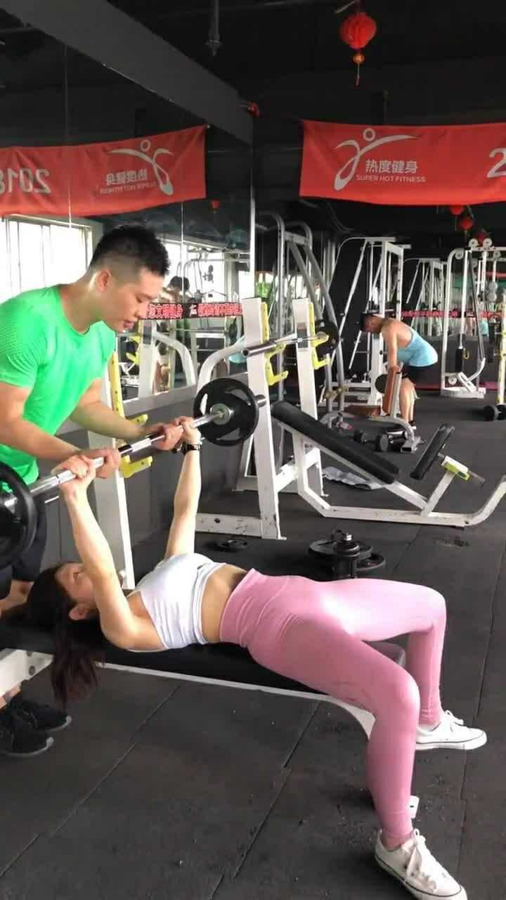 作为一个专业的健身教练我非常喜欢教女学员的