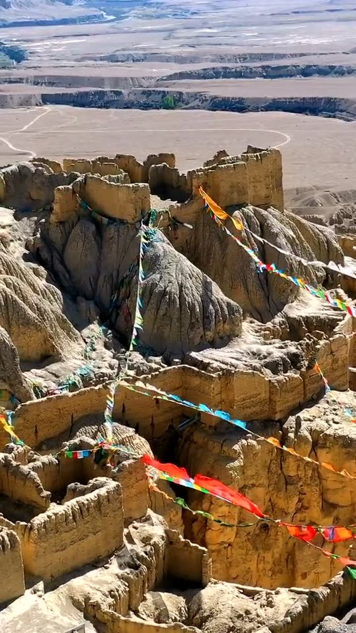 古格王朝航拍,阳光下的古格王朝显得格外凄凉