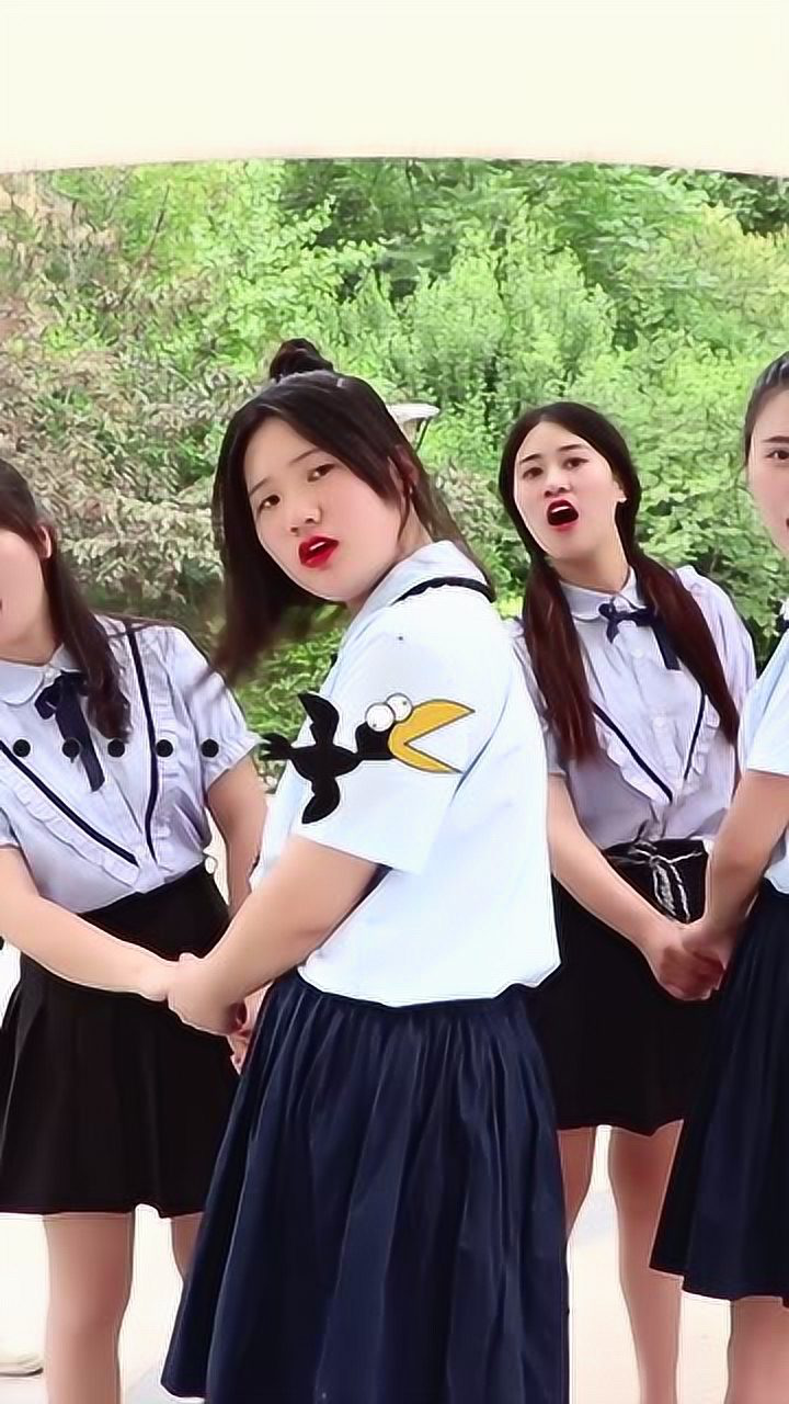 王小九与王大九两班公园相遇,一起玩桃花朵朵开,结局太逗了