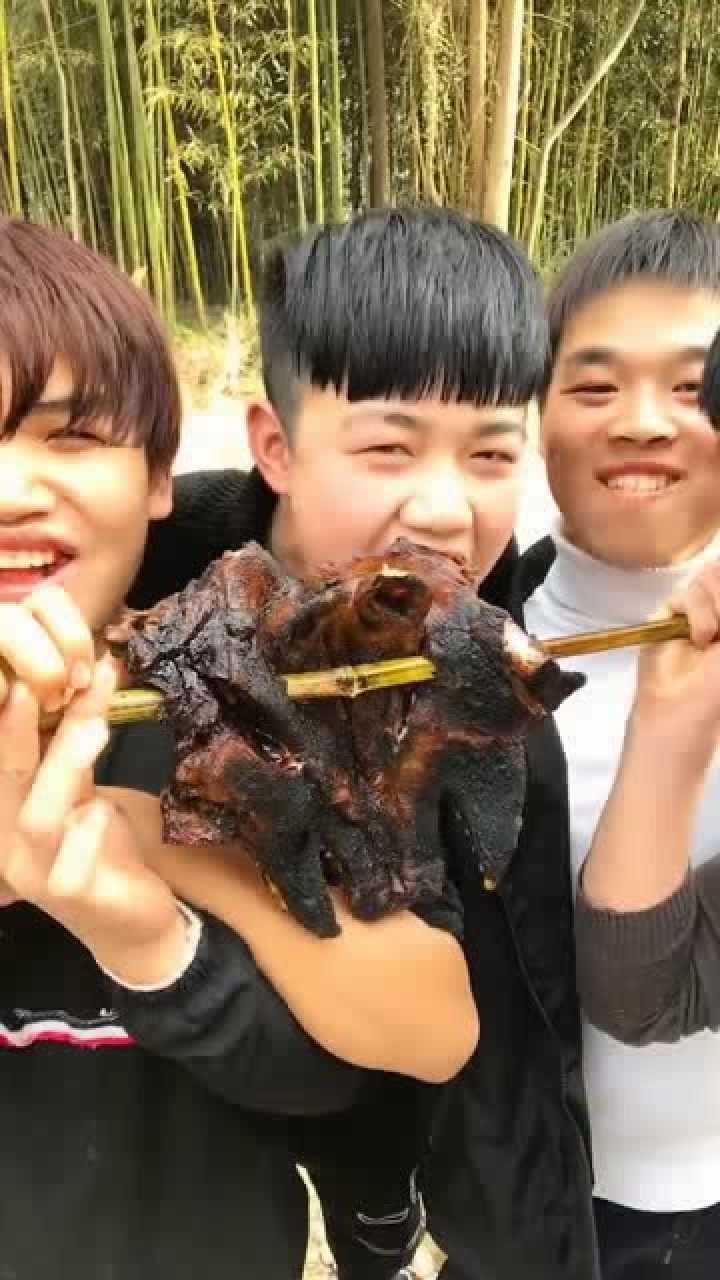 農村扛把子吃炭烤豬頭肉