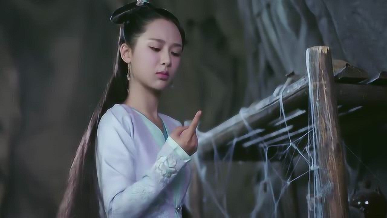 龙珠传奇杨紫无意中掉进洞穴竟然敢尝罐里的不明液体还真是胆大啊