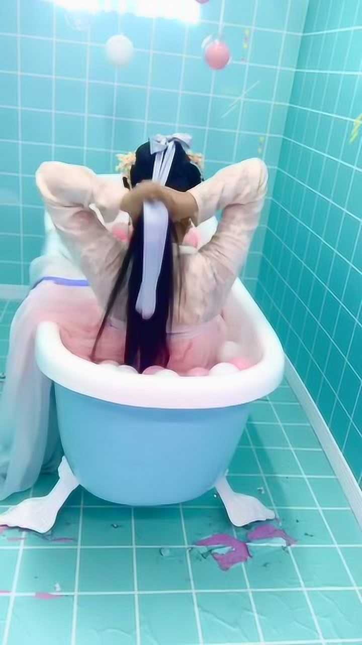 汉服姑娘在浴缸拍"十宗罪"?这是什么乱码场面?