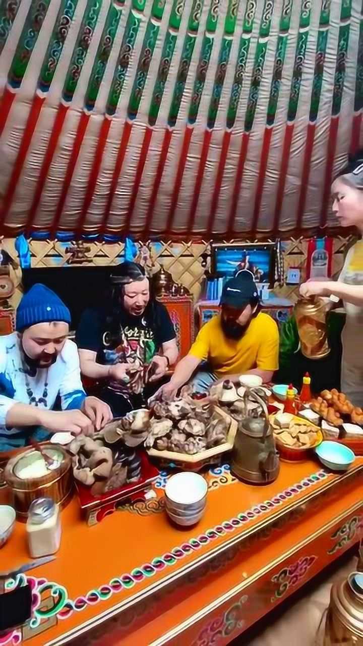 蒙古人吃饭的习俗给我们汉族是完全不一样你见过蒙古人吃饭吗