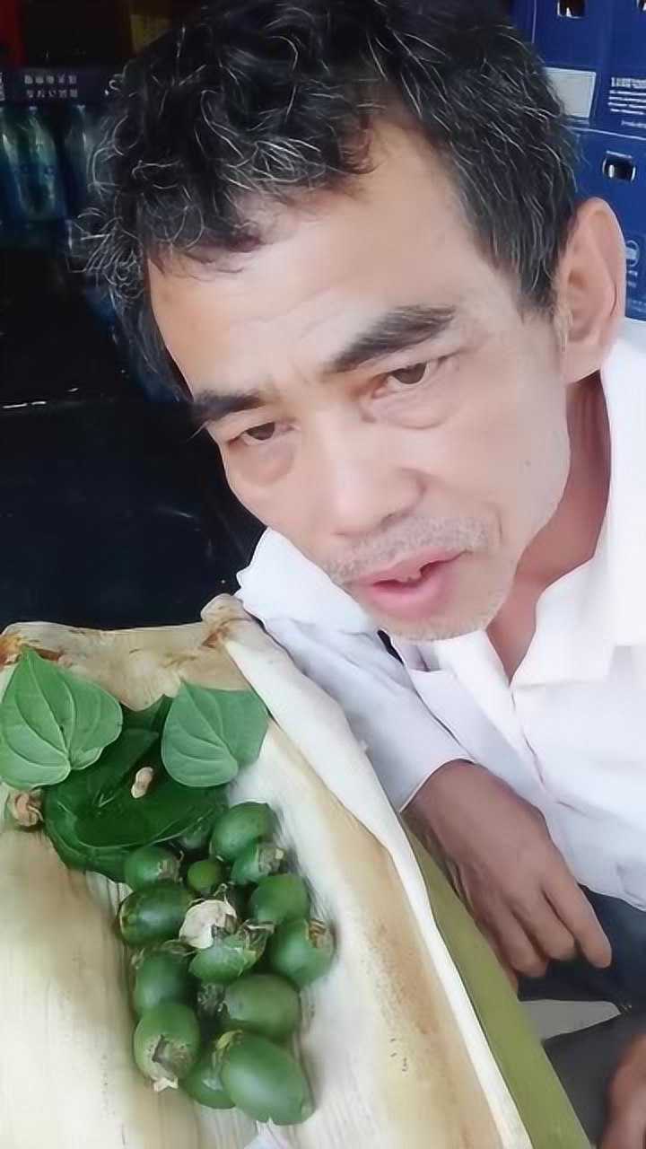 槟榔大叔吃现摘的槟榔搭配花生和蜂蜜网友牙口不错