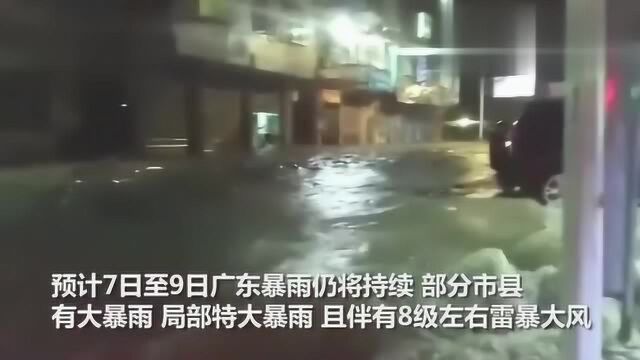 广东持续暴雨 18天发布好多次预警 网友拍下雷击广州塔全过程