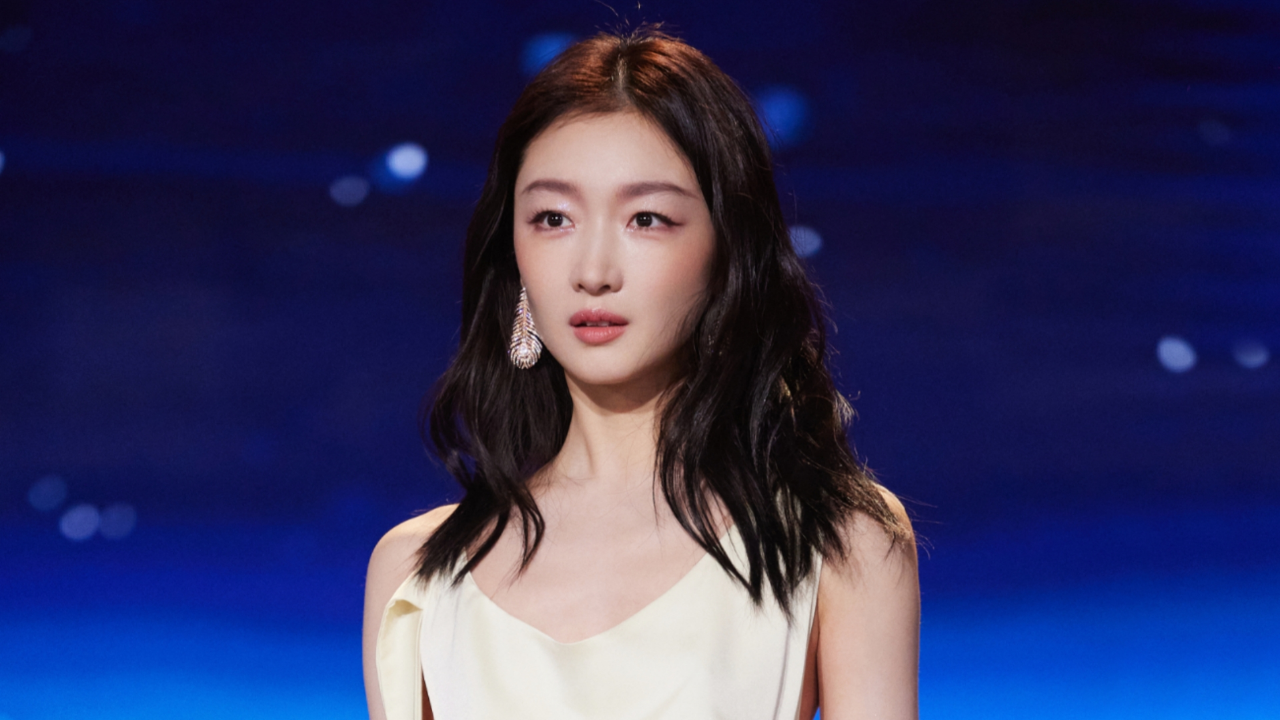 周冬雨又换造型师了妆容清纯秒变大学生唱如愿致敬航天人