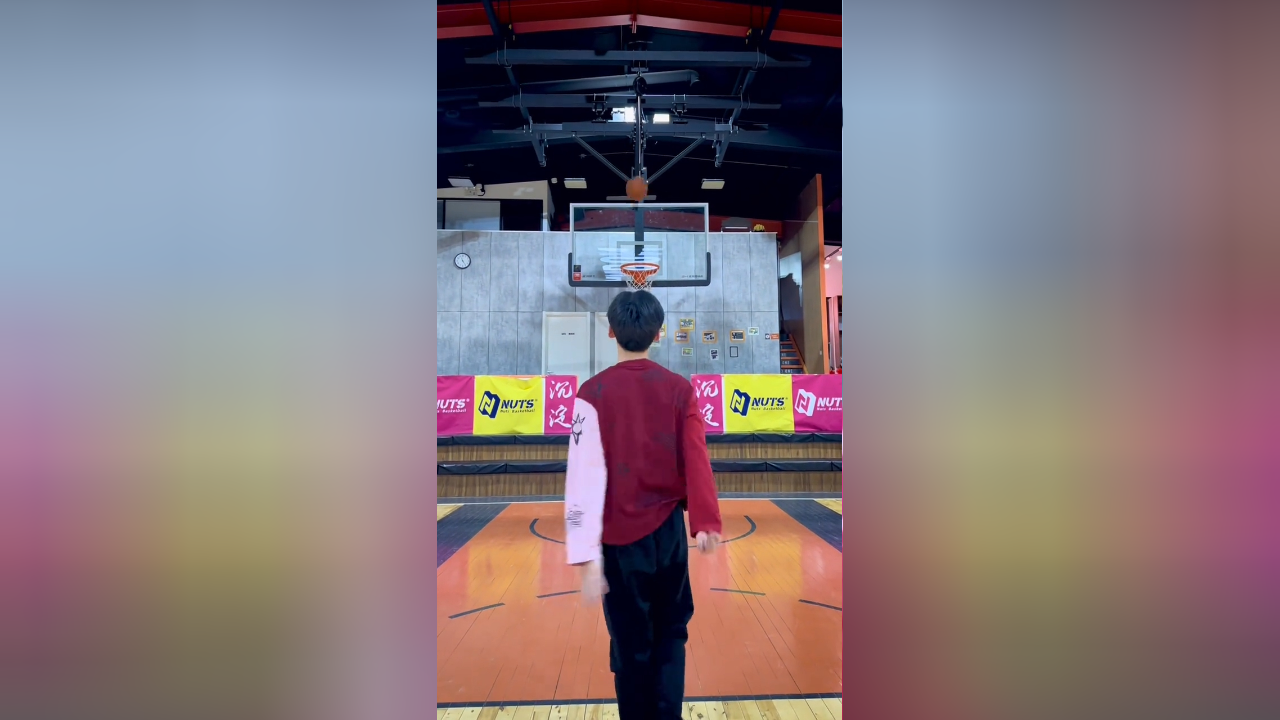 白敬亭晒出打篮球视频为发小庆生两人帅气投篮默契十足