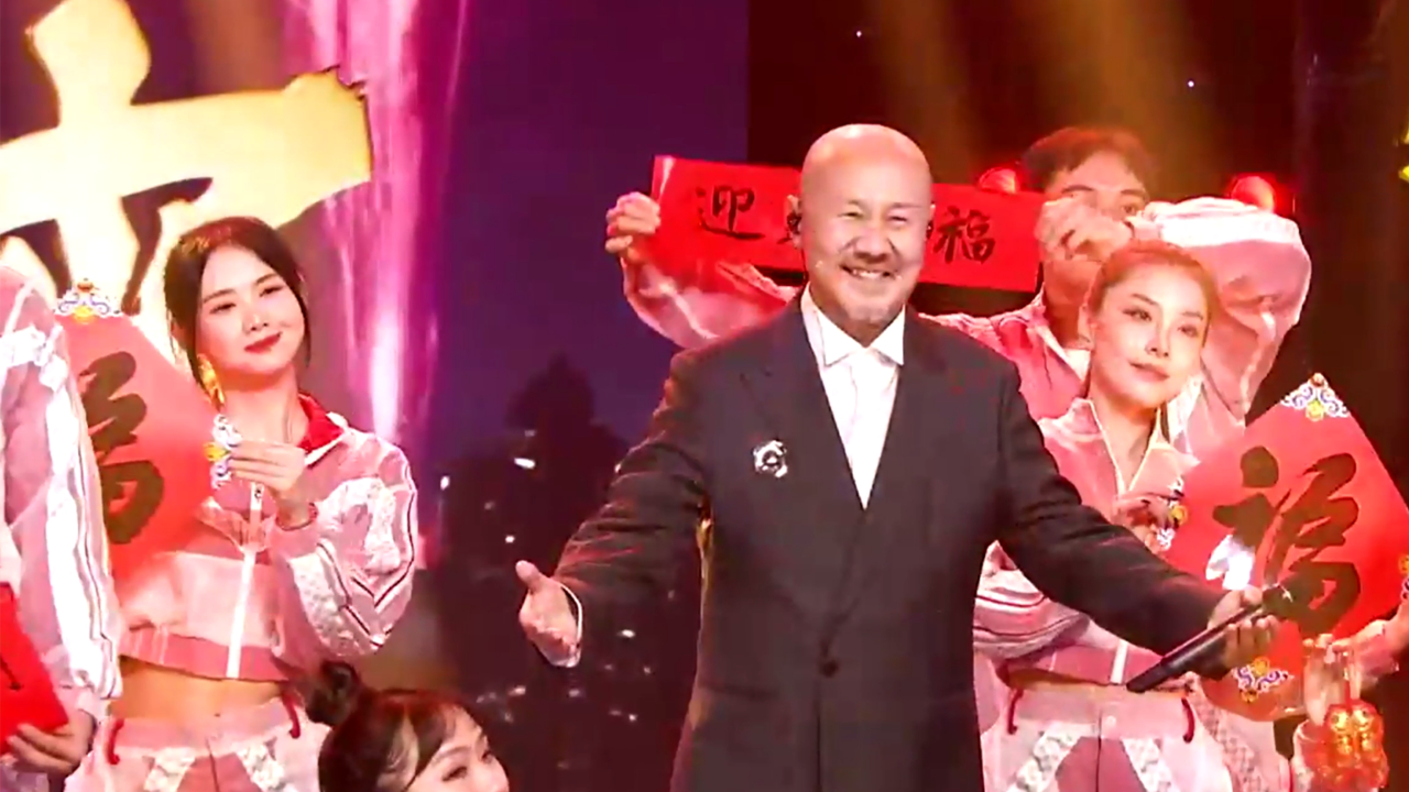 腾格尔小春晚连唱《难忘今宵 自由的天空》,太惊喜了