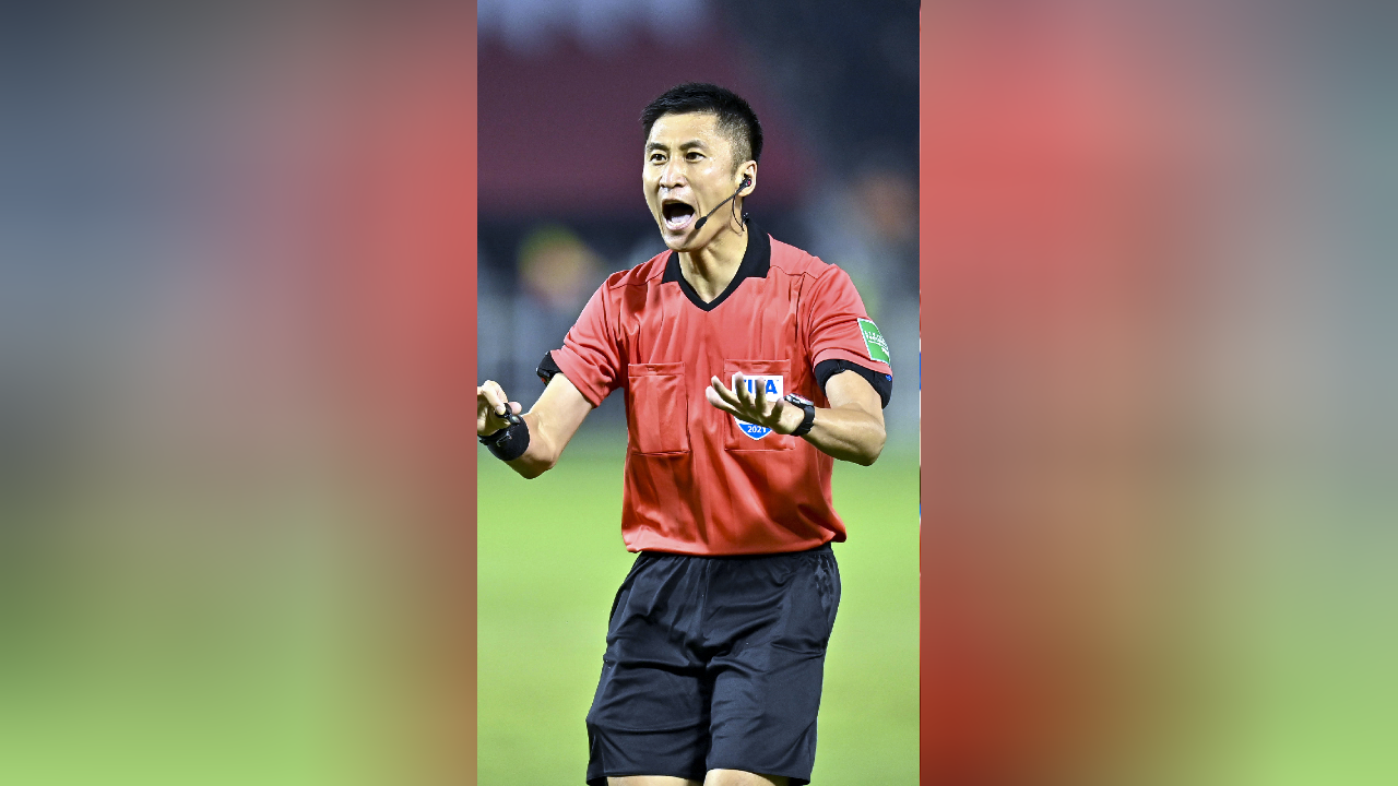 马宁曾解释严格判罚:开场1分钟红牌动作也得给