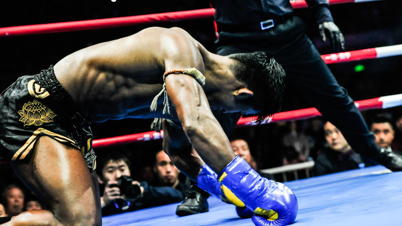 名场面|泰拳王竟被他打的鲜血直流!播求最惨一战,两人赛后被送往医院!