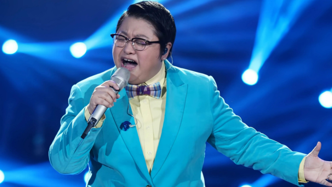 韩红首发rap新歌舞台炸场,又唱又跳疑换赛道,网友:快去救那姐