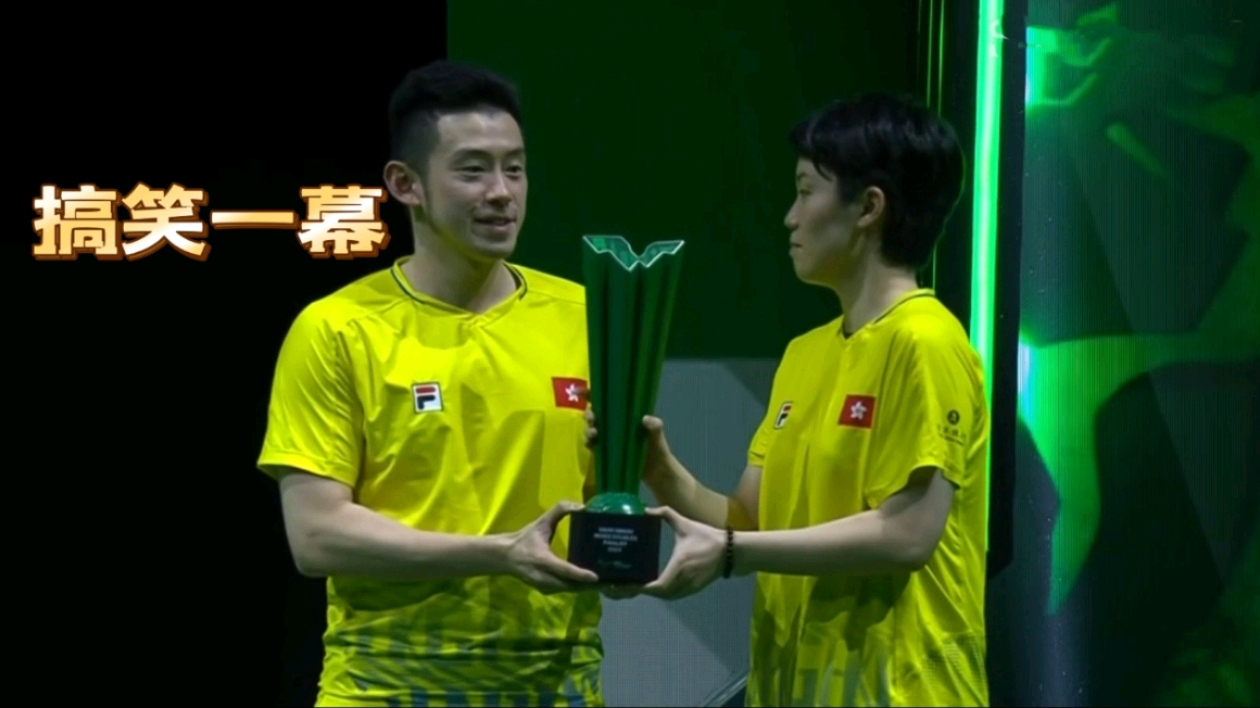 太逗了!香港组合颁奖闹笑话,两人共举一个奖杯,杜凯琹:没经验
