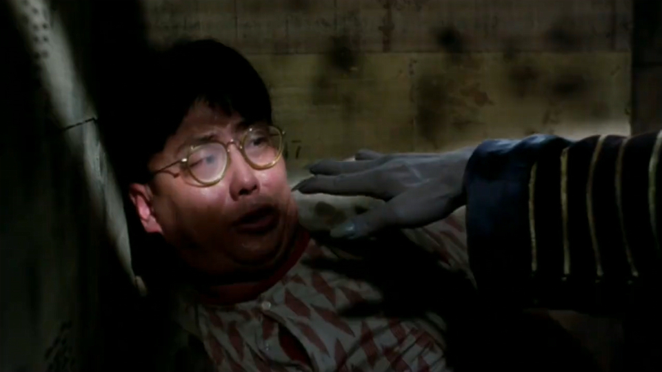 楼南光怕被僵尸抓住,没想到还挺灵活,支撑在柜子上面