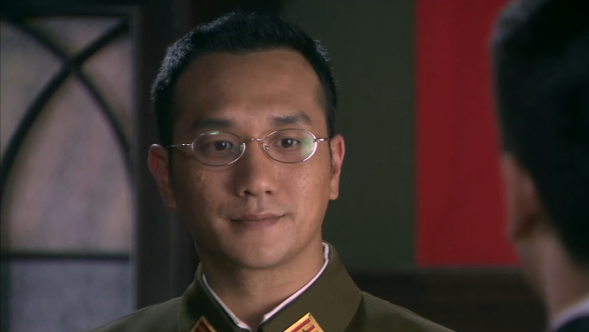 特务拿枪逼地下党就范,地下党不慌不忙反抗