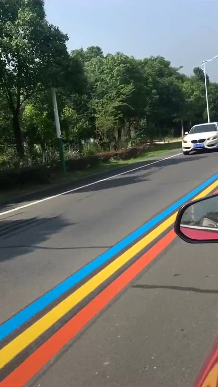 我就想知道马路中间的三条分割线是什么意思?