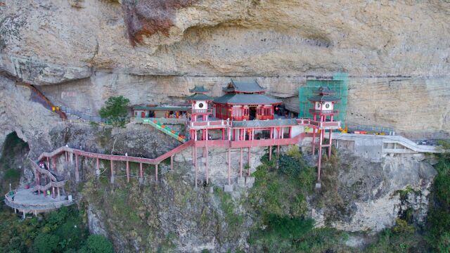 福建漳州,建在悬崖峭壁上的灵通寺,被誉为中国南方的“悬空寺”