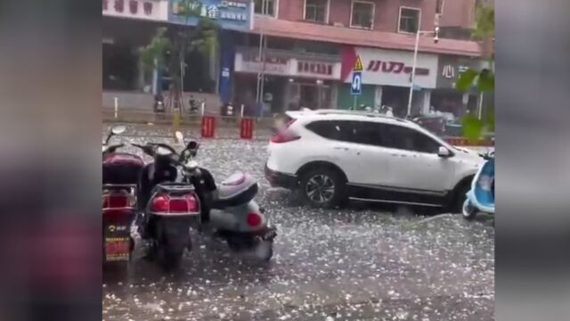 现场!江西赣州石城县出现冰雹天气 落下冰雹如汤圆大小