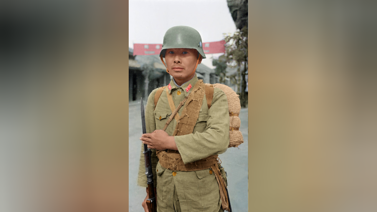 1944年5月,国民党军士兵行扶枪礼