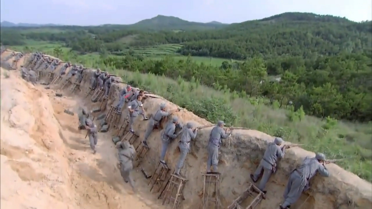 战壕挖得又深又陡,八路军战士踩着板凳作战,暴打小鬼子