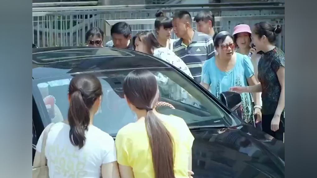 妈妈不小心把宝宝反锁车内幸亏奶爸路过一招救人