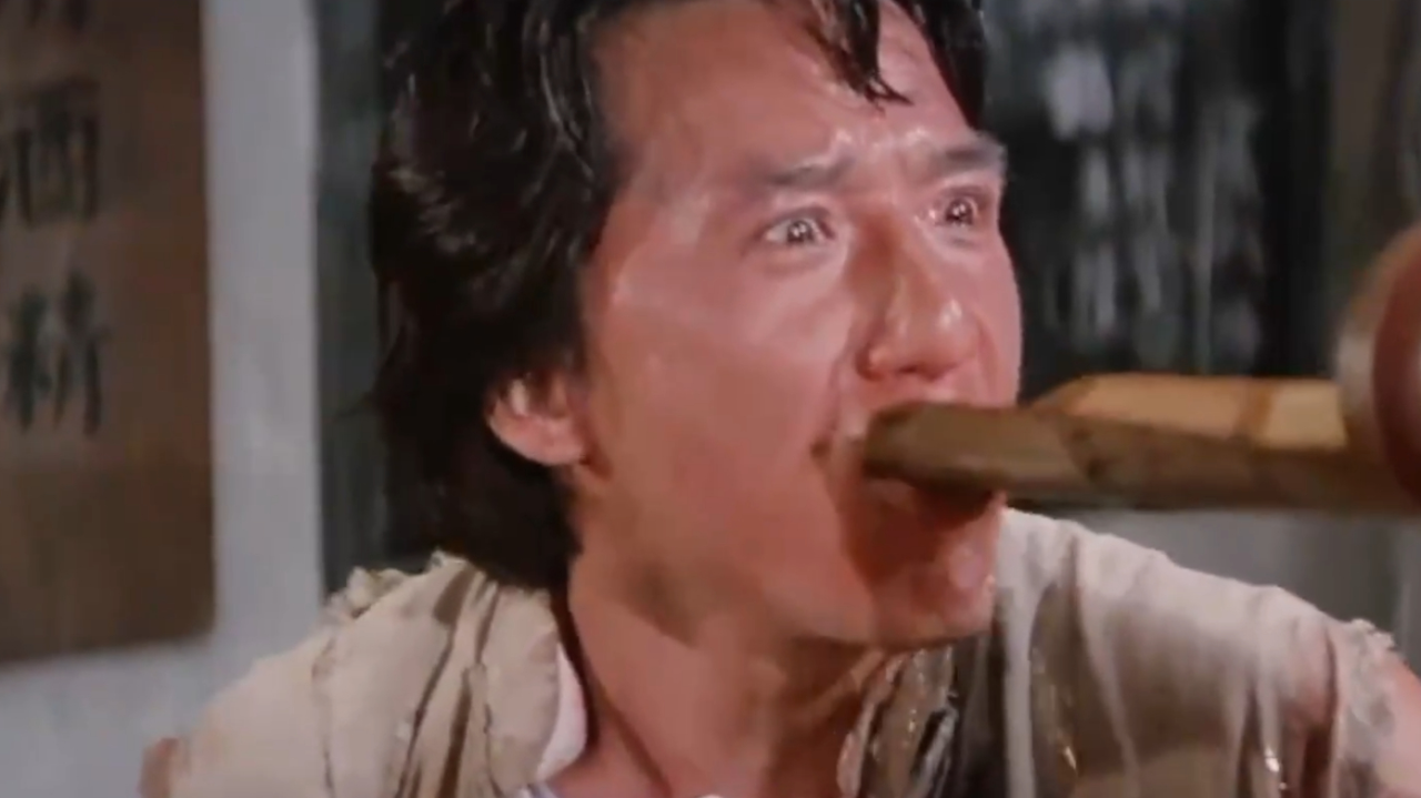 成龙闯为了使出醉拳,竟然喝下工业酒精,打个嗝都冒烟